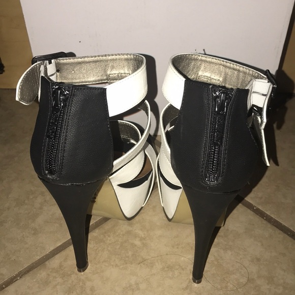 Black and white platforms - Picture 2 of 4